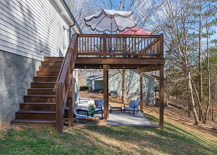 Shady Cove Retreat With Peaceful Views Firepit With Marina And Lake Access Nearby