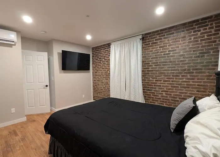 New Modern 2 Bedroom In Excellent Location