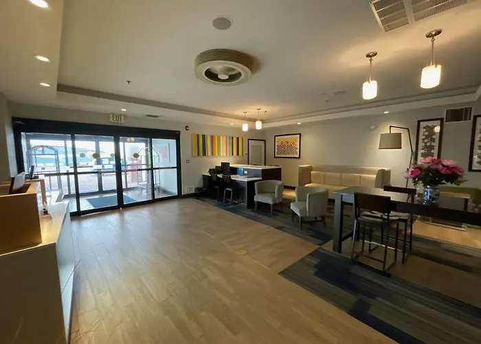 Comfort Inn & Suites Miami - Route 66
