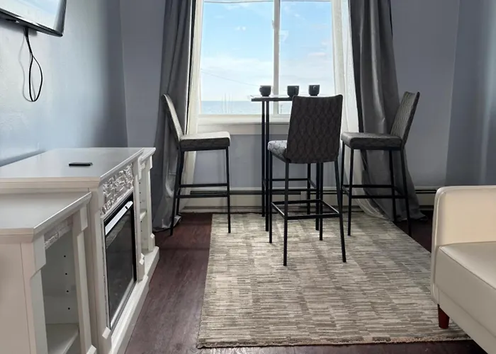 Ocean View Cozy Stay 3