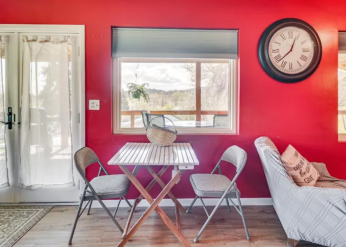 Mtn-View Eureka Apartment: Walk To Eateries!