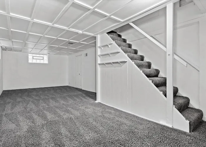 Whole House In Bay View + Fenced-In Yard + Parking
