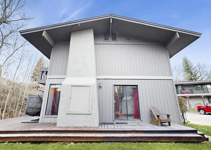 Downtown Creekside Getaway