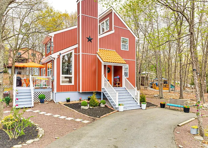 Deck, Fire Pit & Pool Access At Poconos Retreat!