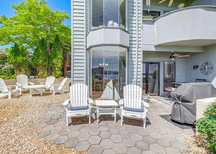 Sun-Filled Condo W/ Smith Mountain Lake Views