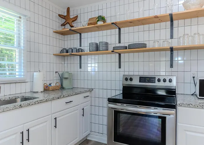 Coastal Cottage 1/2 Mile From Covington Square