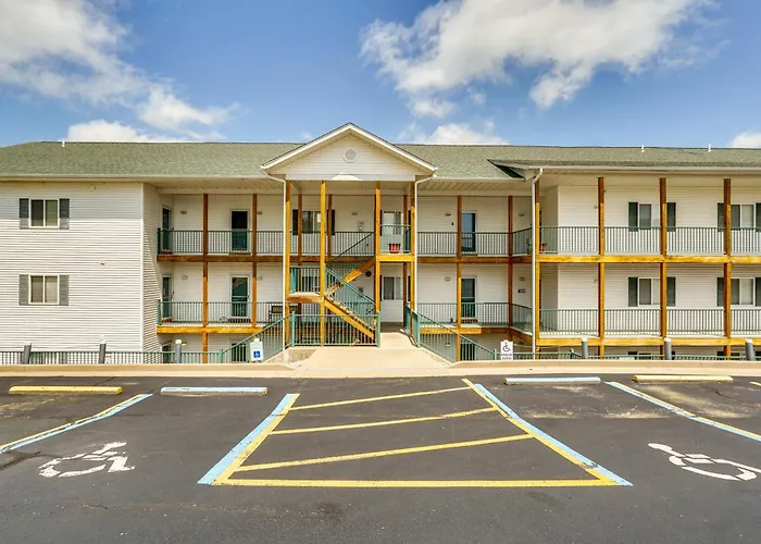 4 Mi To Dtwn: Gem W/ Lake Access In Camdenton