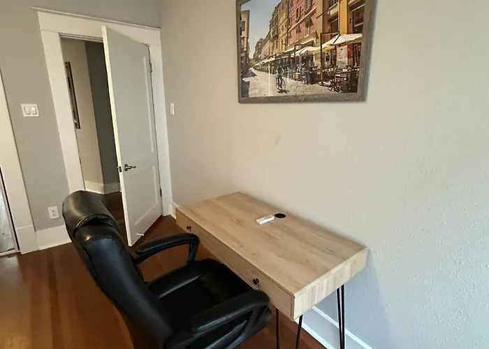 Luxury Stay In Montrose- Parma _ The Italian Plaza