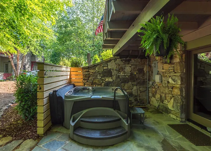 Hot Tub & Pet-Friendly Cabin In Cheshire Village