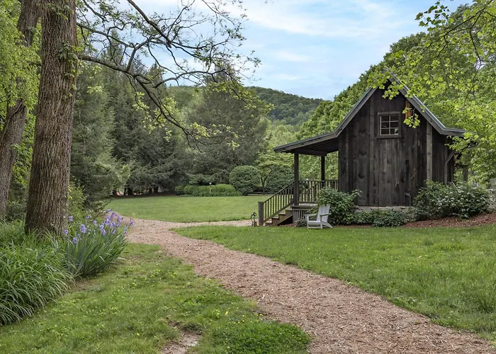 Hot Tub & Pet-Friendly Cabin In Cheshire Village