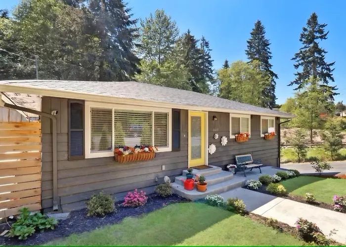 Spacious Main Street Retreat For Families And Large Groups
