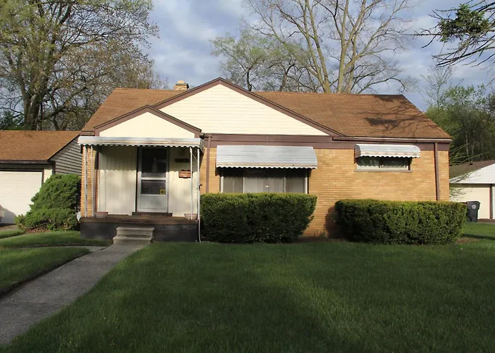 Beautiful, Cozy Stay In Oak Park, Queen Bedroom, Work Setup & Backyard Grill