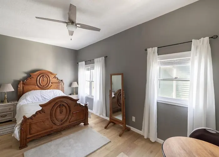 Luxurious Downtown Location - Entire House