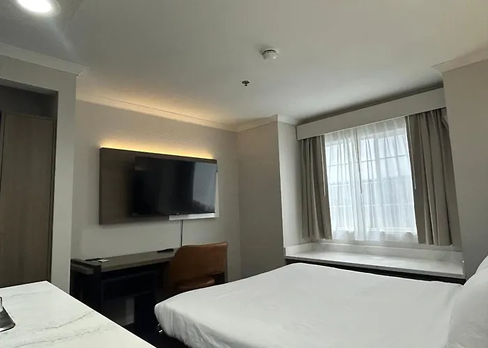 Econo Lodge Inn & Suites Santa Rosa South