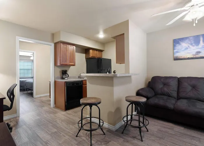 Eagle'S Den Suites Andrews A Travelodge By Wyndham