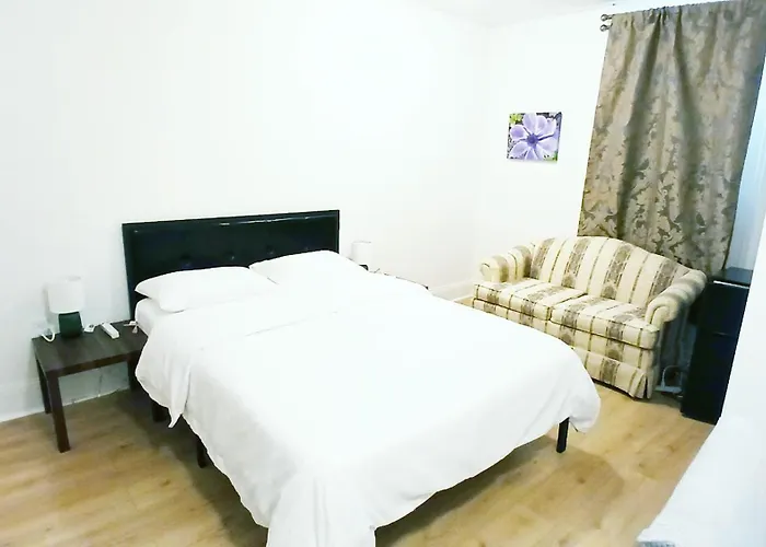 King-Bed Room With Private Bath -Free Wifi-- New London-Mystic