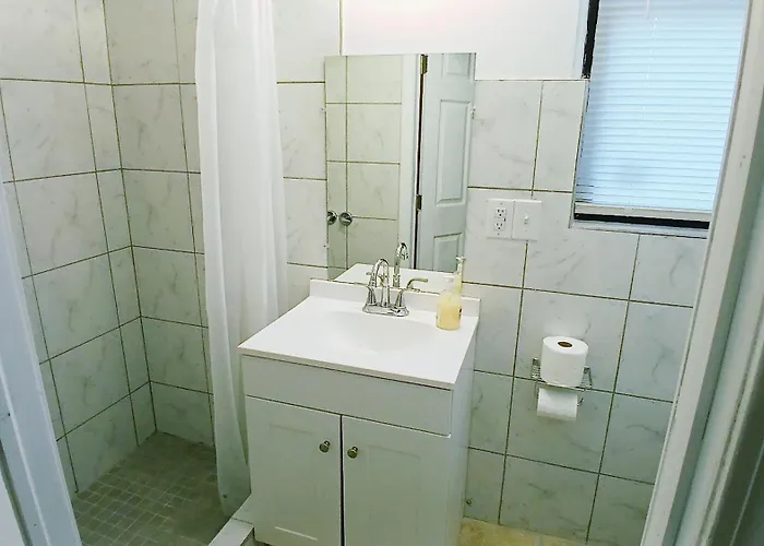 King-Bed Room With Private Bath -Free Wifi-- New London-Mystic
