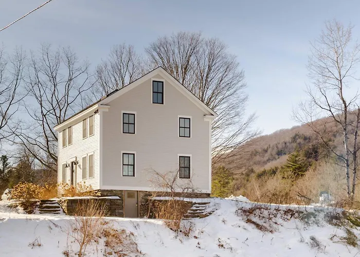 1830 Enchanting, Light-Filled Farmhouse Apartment