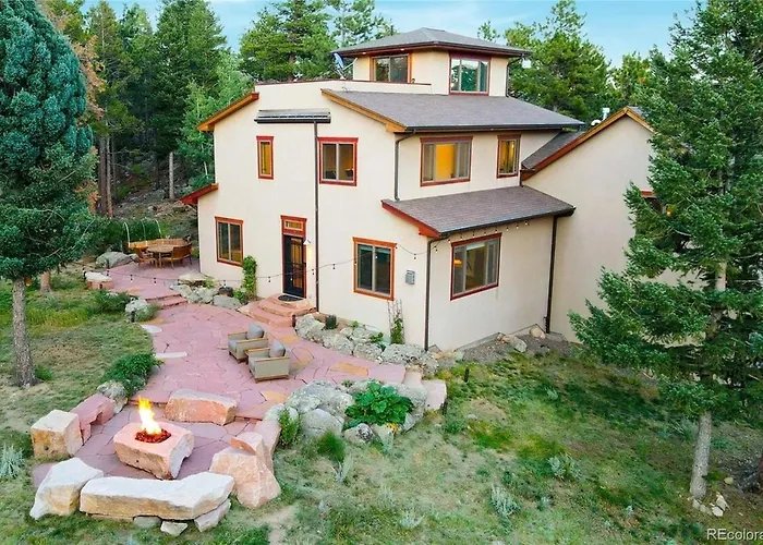 Luxurious Rocky Mountain Retreat Above Boulder