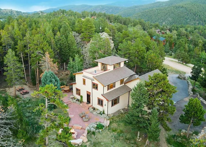 Luxurious Rocky Mountain Retreat Above Boulder