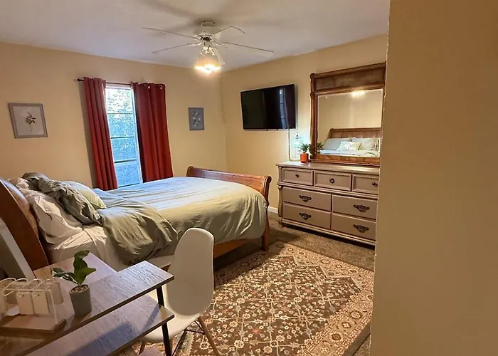 3 Bedroom 2 And A Half Bathroom Townhome