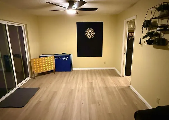 3 Bedroom 2 And A Half Bathroom Townhome