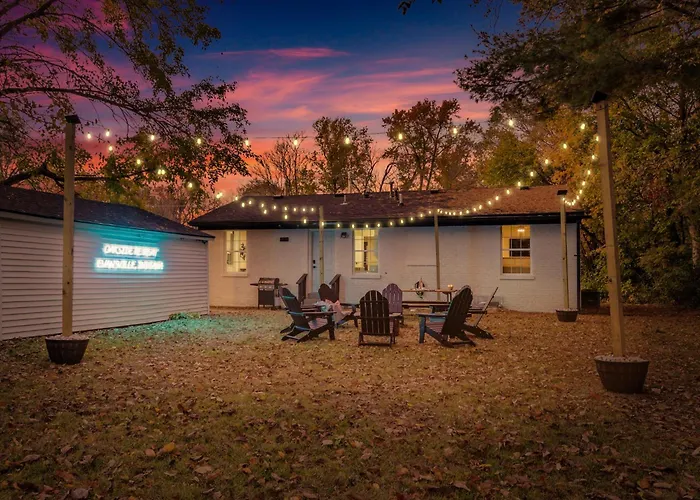 Game Room And Huge Yard With Fire Pit Yard Games And Bbq Near Ue And Downtown