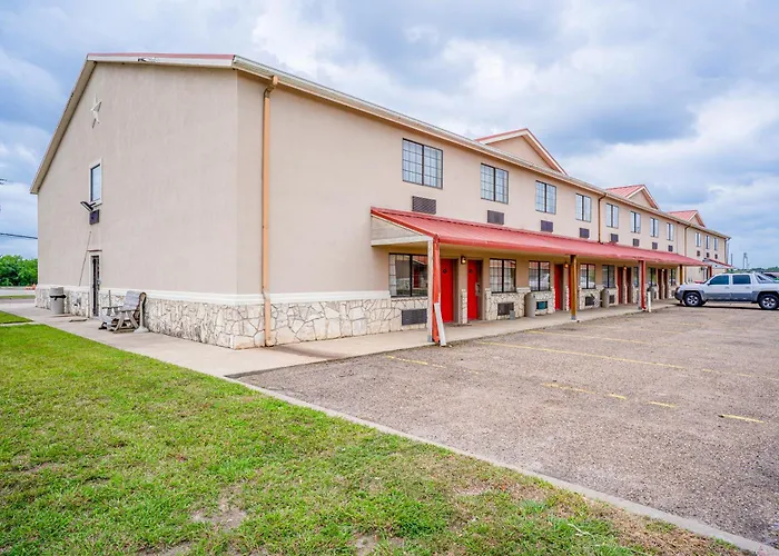 Days Inn & Suites By Wyndham Beeville
