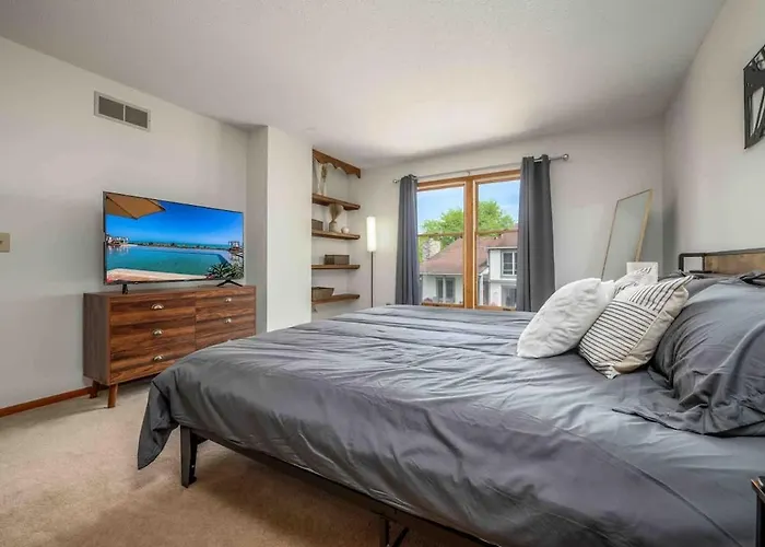 Quiet 2-Bedroom Condo With Garage And Fast Wi-Fi