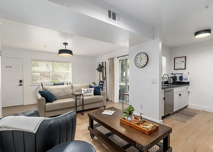 Modern & Stylish Condo Near Uf, Shands & Va