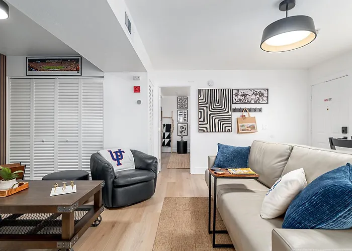 Modern & Stylish Condo Near Uf, Shands & Va