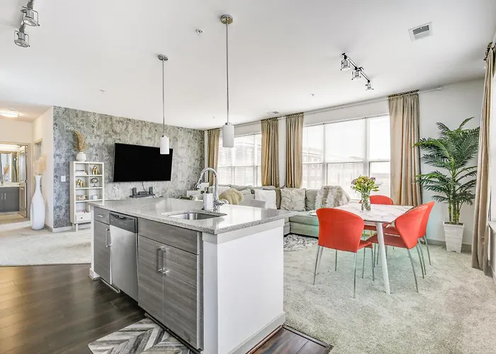 Luxury Downtown Crown Apartment