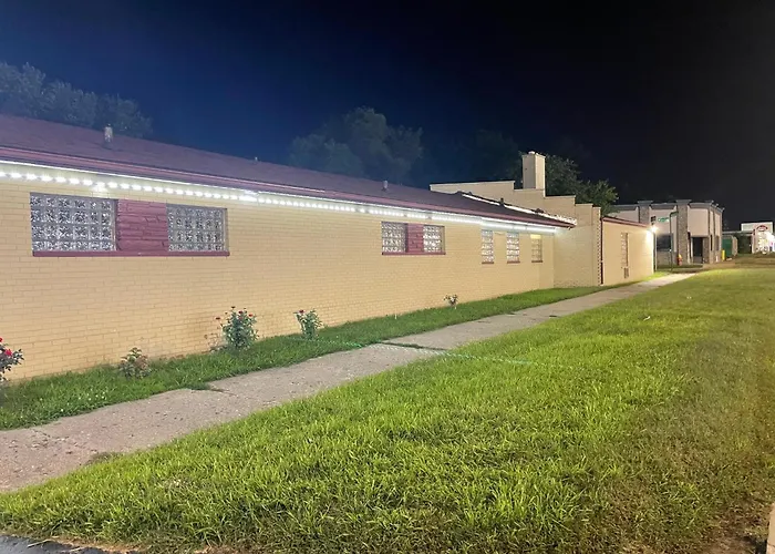 Deluxe Inn Motel