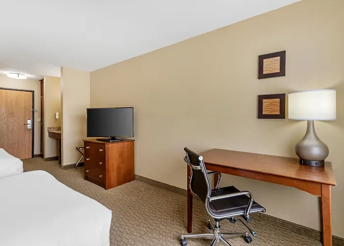 Comfort Inn & Suites East Moline Near I-80