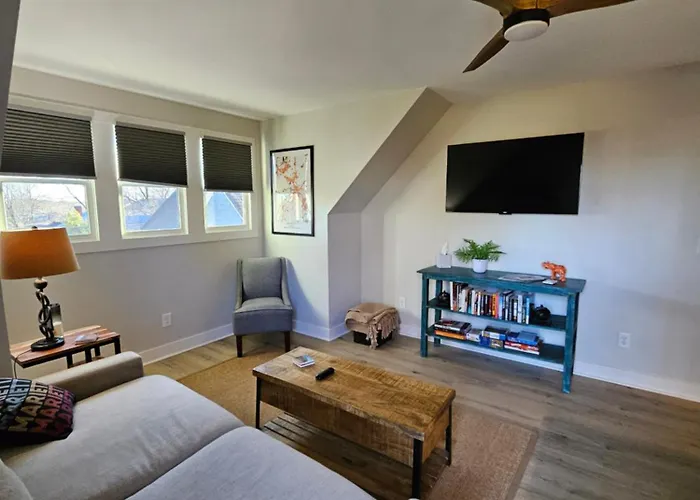 Charming 1 Bedroom Carriage House