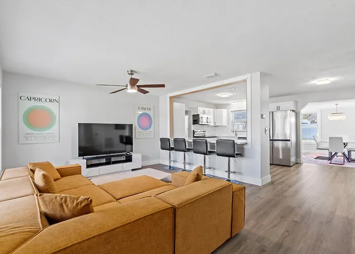 Palms Retreat In Central Largo - Mins To The Sand!
