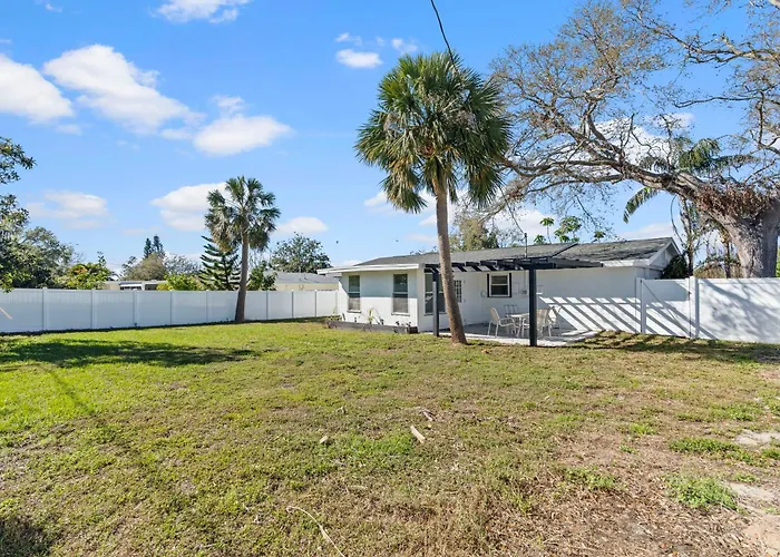 Palms Retreat In Central Largo - Mins To The Sand!