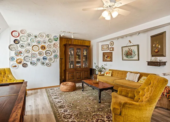 Chickadee Suite At Side Street Cashmere