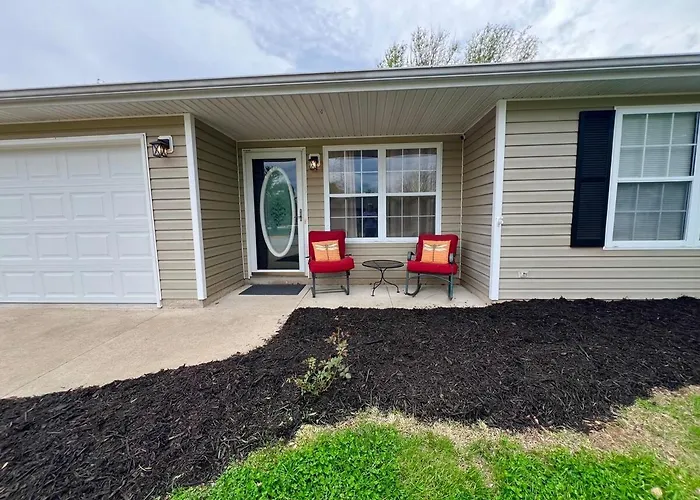 Relax Enjoy Mid-Missouri With Fenced In Back Yard