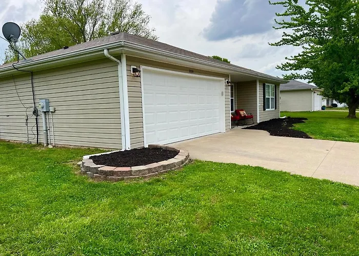 Relax Enjoy Mid-Missouri With Fenced In Back Yard
