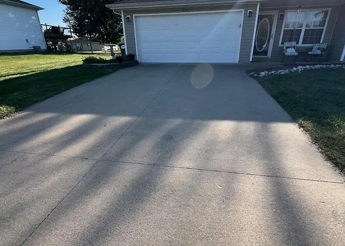 Relax Enjoy Mid-Missouri With Fenced In Back Yard