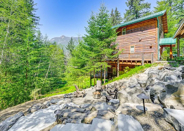 'Grizzly Tower' Packwood Cabin W/ Hot Tub!