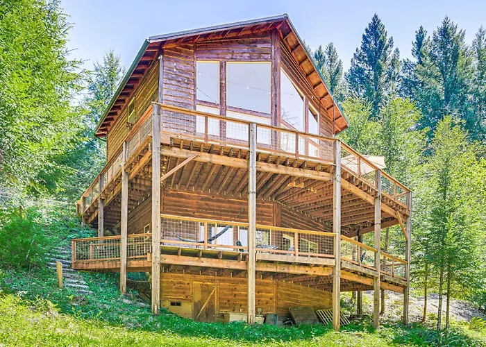 'Grizzly Tower' Packwood Cabin W/ Hot Tub!