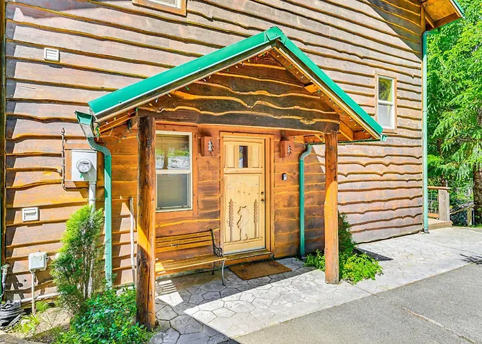 'Grizzly Tower' Packwood Cabin W/ Hot Tub!