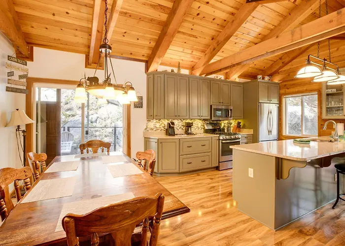 1 Mi To Heavenly Resort: Cozy Home W/ Deck!