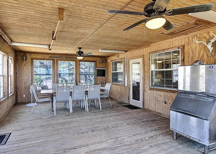 Fantasy Oaks Lodge