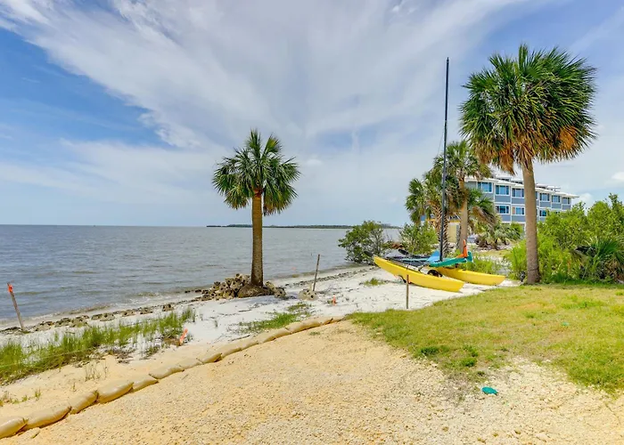 Walkable Beachfront Retreat On Cedar Key!