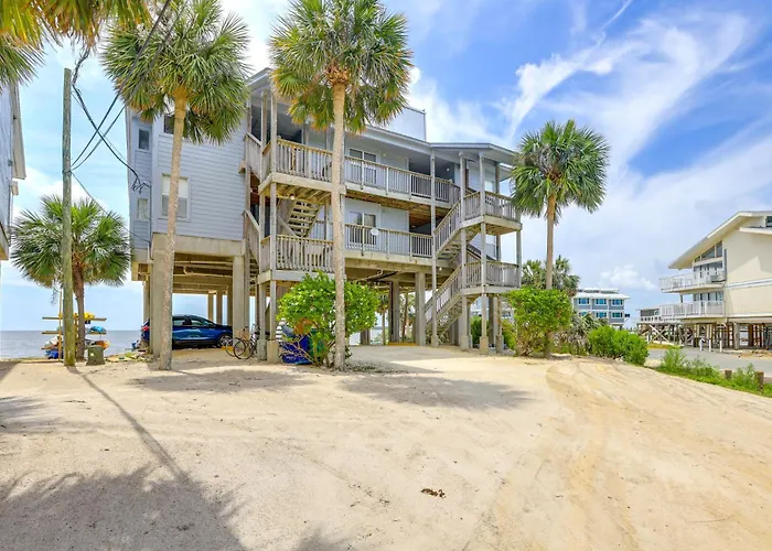 Walkable Beachfront Retreat On Cedar Key!