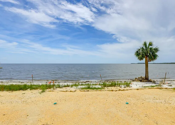 Walkable Beachfront Retreat On Cedar Key!