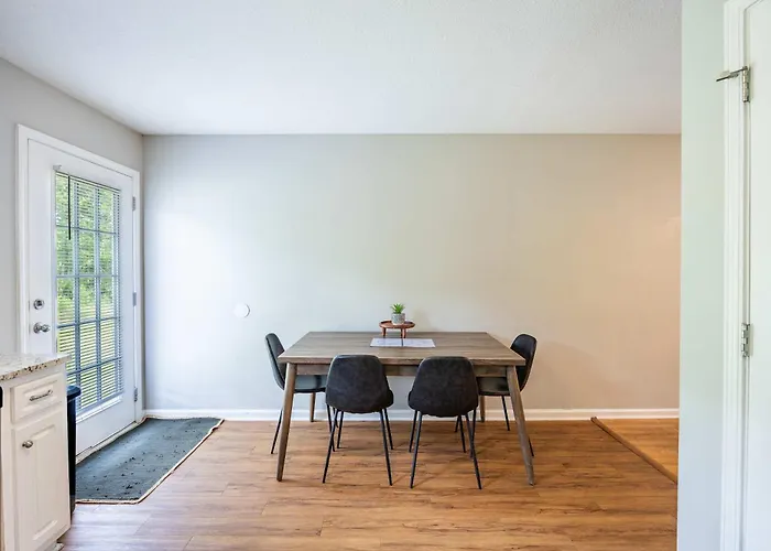 Charming Gray Home- 5 Mins From Gsu!